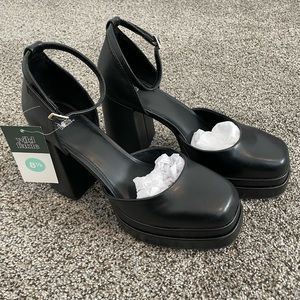 Bianca Black Platform Pumps Size 8.5